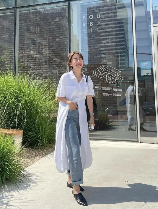 Shirt dress dipadukan dengan celana demin membuat tampilan Sunny terlihat casual. Dengan menggunakan handbag dan sandal selop. Instagram @sunnydahye
