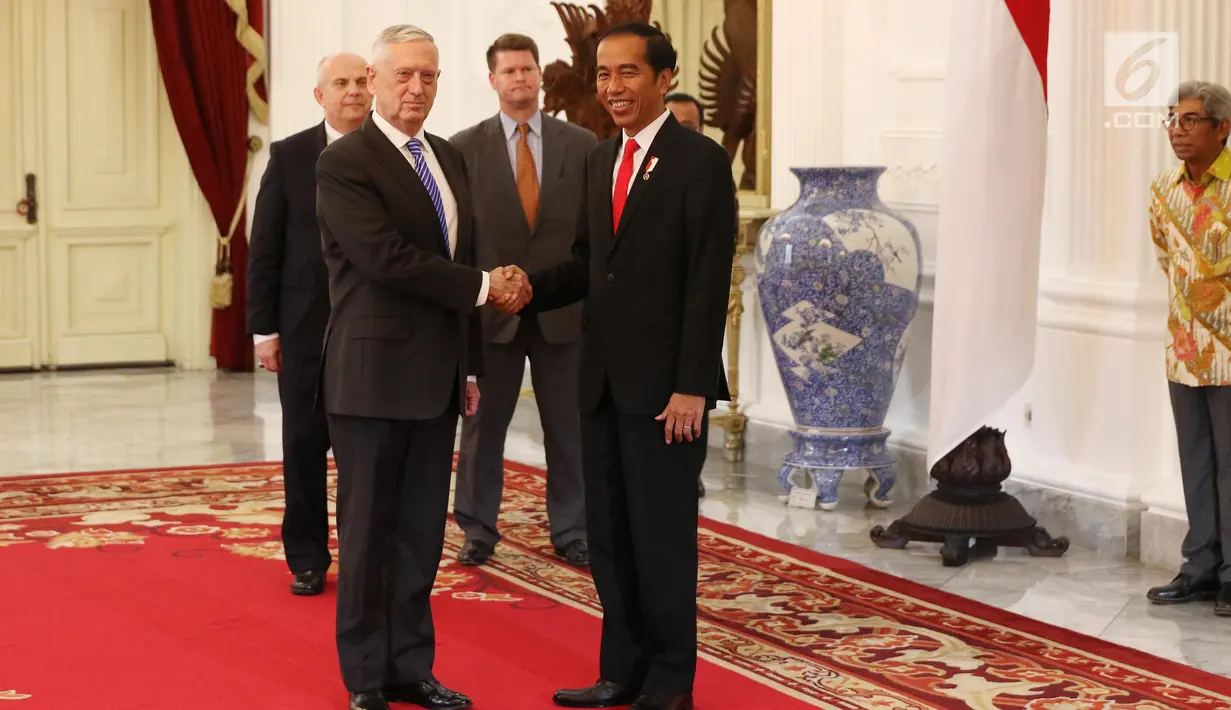 Presiden Jokowi (kanan) berjabat tangan dengan Menteri Pertahanan (Menhan) Amerika Serikat (AS) James Mattis (kiri) di Istana Merdeka, Jakarta, Selasa (23/1).  (Liputan6.com/Angga Yuniar)