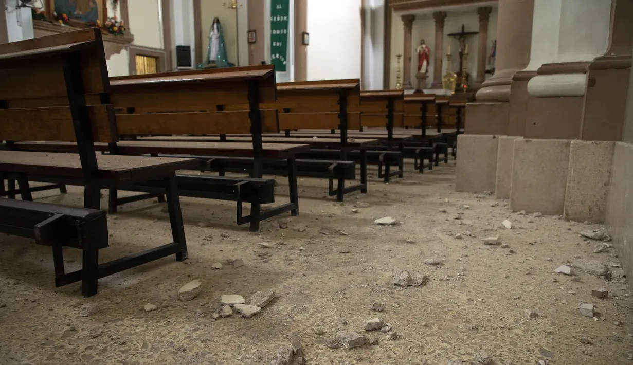 Puing-puing menutupi lantai sebuah gereja sehari setelah gempa bumi di Coalcoman, negara bagian Michoacan, Meksiko, Selasa (20/9/2022). Dua orang tewas dan puluhan bangunan rusak oleh gempa berkekuatan Magnitudo 7,6 yang mengguncang Meksiko pada peringatan dua gempa dahsyat, kata pihak berwenang Selasa. (AP Photo/Armando Solis)