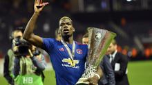 Paul Pogba membawa trofi Liga Europa, Swedia, Kamis (25/5). MU keluar sebagai juara Liga Europa setelah mengalahkan Ajax Amsterdam 2-0 di Friends Arena, Stockholm. (AP Photo)
