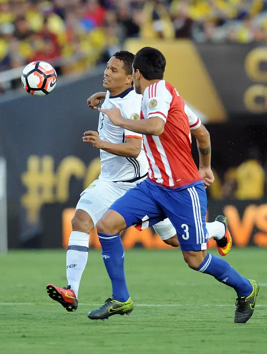 Gelandang Paraguay, Victor Hugo Ayala melakukan selebrasi usai mencetak gol kegawang Kolombia pada Copa America Centenario 2016 di Stadion Rose Bowl, AS (8/6). Kolombia menang atas Paraguay dengan skor 2-1. (AFP PHOTO/Frederic J. Brown)