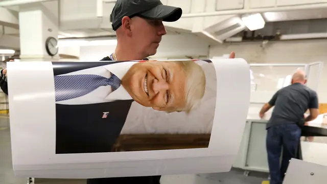 Intip Proses Pencetakan Foto Donald Trump yang Diedarkan ke Seluruh Dunia