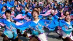 Para peserta parade menari di sepanjang jalan Tokyo saat pagelaran Festival Yosakoi di Tokyo, Jepang (6/11). Yosakoi sendiri adalah tari dengan ciri khas gerakan tangan dan kaki yang dinamis. (AP Photo/Shizuo Kambayashi)