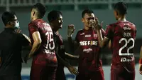 Pemain Persis Solo, Ferdinand Sinaga (kedua dari kanan) mendapatkan selamat dari rekan setim usai menjebol gawang Persiba Balikpapan dalam laga matchday ke-3 Grup X Babak 8 Besar Liga 2 2021 di Stadion Pakansari, Cibinong, Rabu (22/12/2021). (Bola.com/Ikhwan Yanuar)