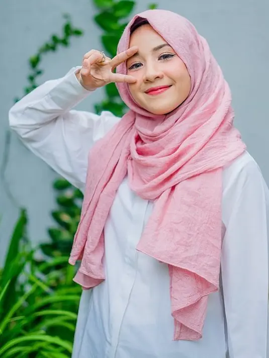 "Aku kan sekarang-sekarang ini sih lagi ngehost-ngehost aja sih. Di salah satu program di TV lain, seminggu dua kali. Alhamdulillah puasa masih tetep jalan. Programnya yang santai-santai lah," ujar Natasha Rizky dilansir Kapanlagi.com. (natasharizkynew)