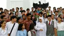 Mensos Khofifah Indar Parawansa berfoto bersama ratusan siswa SMA usai ziarah ke Taman Makam Pahlawan Nasional, Kalibata, Jakarta, Kamis (12/11).  Kegiatan tersebut merupakan rangkaian memperingati Hari Pahlawan Nasional. (Liputan6.com/Yoppy Renato)