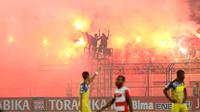 Para Pemain Madura United dan Persiba Balikpapan hanya tertegun melihat ulah suporter memperingati ulang tahunnya pada Torabika SC 2016 di Stadion Gelora Bangkalan, Senin(13/6/2016).  (Bola.com/Nicklas Hanoatubun)