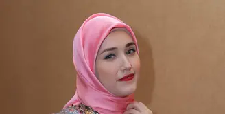 Sejak suaminya Pasha 'Ungu' menjabat sebagai Wakil Wali Kota Palu, Sigit Purnomo alias Pasha 'Ungu', Adelia Wilhemina memantabkan hatinya untuk mengenakan hijab. (Andy Masela/Bintang.com)