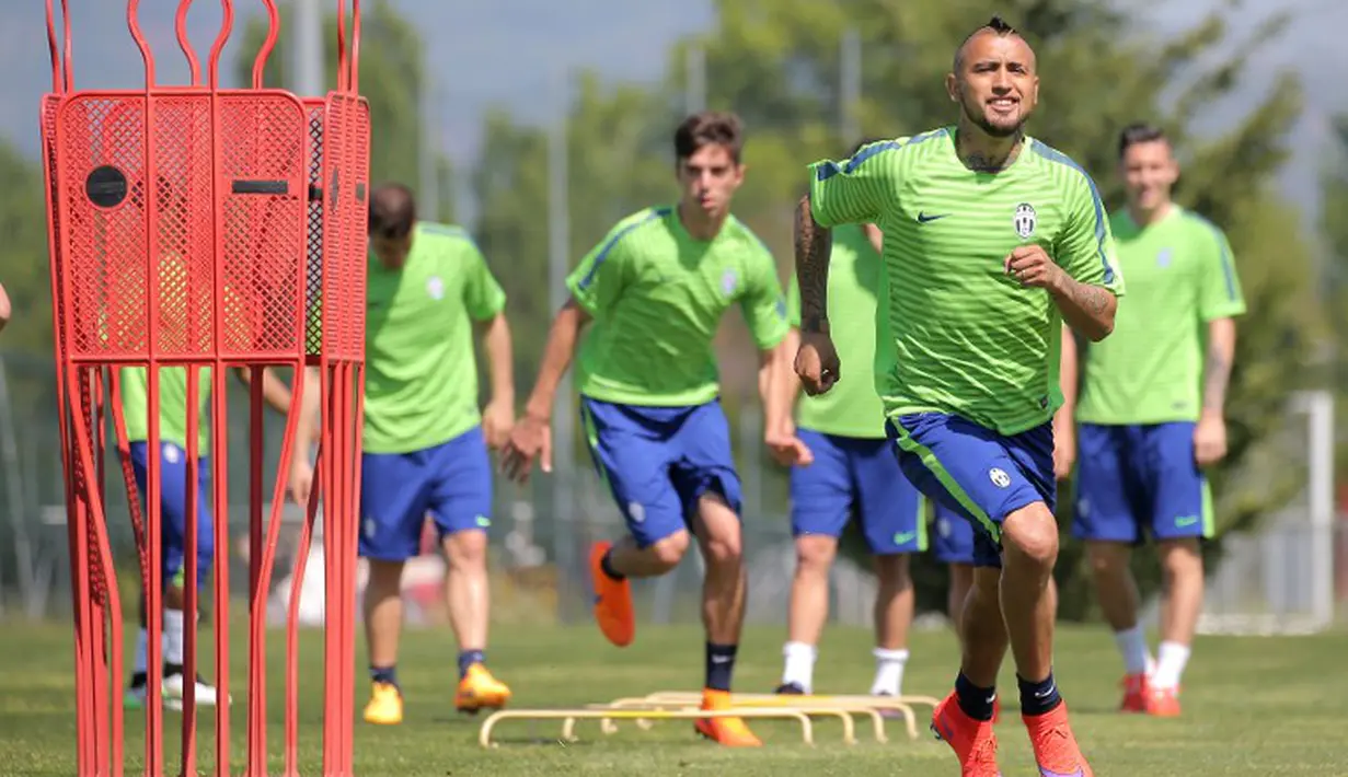 Vidal terlihat enjoy melakukan sesi latihan kebugaran fisik (MARCO BERTORELLO / AFP)