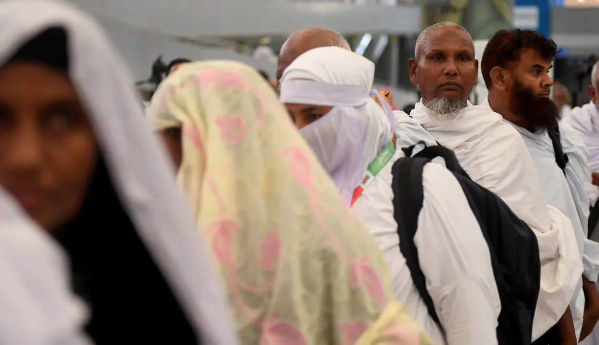 Jemaah haji antre untuk pemeriksaan papsor setibanya di Bandara King abdul Aziz, Jeddah, Arab Saudi, Minggu (7/7/2019). Menunaikan ibadah haji merupakan rukun islam ke-5 dan dianggap pondasi wajib bagi orang-orang beriman yang mampu dan merupakan dasar dari kehidupan Muslim. (Amer HILABI/AFP)