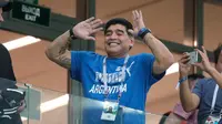 Tingkah mantan bintang sepak bola, Diego Maradona saat menyaksikan laga antara Argentina dan Kroasia dalam penyisihan Grup D Piala Dunia 2018 di Nizhny Novgorod Stadium, Nizhny Novgorod, Rusia, Kamis (21/6). (AP Photo/Ricardo Mazalan)