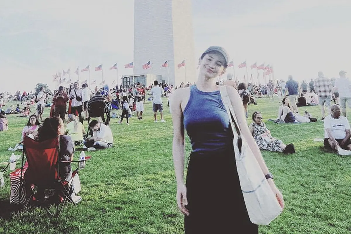 Gaya Santai Enzy Storia bersama suami di Amerika Serikat