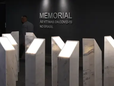 Pemandangan monumen untuk para korban COVID-19 diresmikan di gedung Senat Brasil di Brasilia, pada 15 Februari 2022. Monumen tersebut terdiri dari 27 prisma, mewakili negara bagian Brasil. Lebih dari 638 ribu orang meninggal karena COVID-19 di Brasil, menurut statistik resmi. (EVARISTO SA/AFP)