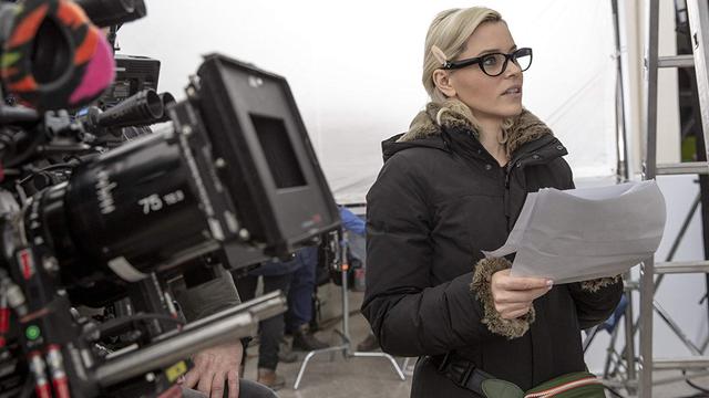 Elizabeth Banks di lokasi syuting Charlie's Angels. (Foto: Dok. IMDb/ Columbia Pictures)