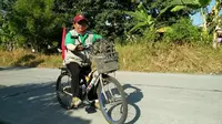Sejak kecil, pria Indramayu itu bercita-cita berkeliling Nusantara dengan mengendarai sepeda angin. Sudah 28 tahun terakhir ia mewujudkan cita-citanya. (Liputan6.com/Dian Kurniawan)