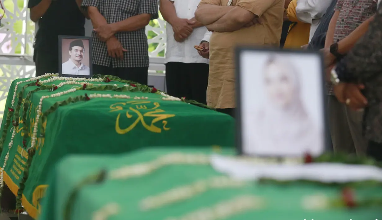 Sesuai dengan rencana, kedua jenazah pun dibawa ke pemakaman pada Jumat (5/11/21) pagi. (Kapanlagi.com/M. Akrom Sukarya)