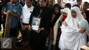 Tangisan keluarga terus terdengar saat pemakaman Alm Husni Kamil Malik di TPU Jeruk Purut, Jakarta, Rabu (8/7). Husni Kamil Manik meninggal saat menjalani perawatan di RS Pusat Pertamina. Husni meninggal di usia ke-41. (Liputan6.com/Faizal Fanani)