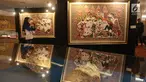 Pengunjung mengamati karya-karya Panji dalam Festival Panji Internasional di Perpustakaan Nasional, Jakarta, Selasa (10/7). Festival Panji ini bertujuan membangkitkan kembali budaya Panji yang mulai pudar. (Liputan6.com/Arya Manggala)