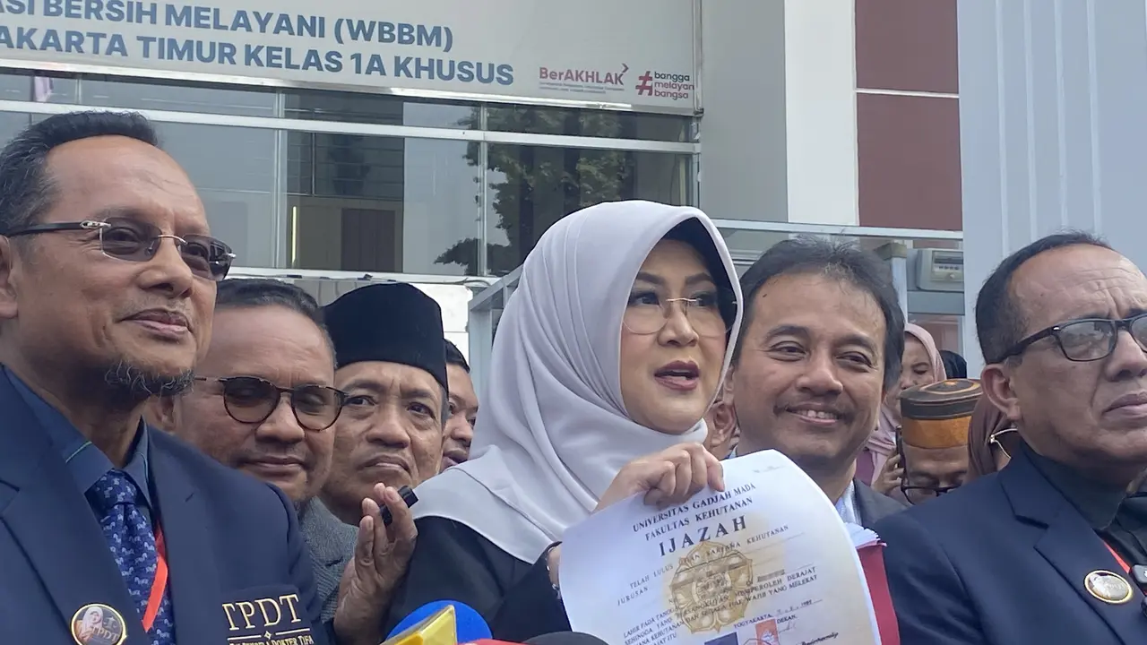 Dokter Tifa Pamer Bukti Soal Ijazah Jokowi Usai Sidang di Pengadilan Negeri Jakarta Timur, Kamis (23/7/2026). (Liputan6.com/Devira Prastiwi).