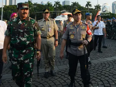 Kapolri Jenderal Pol Tito Karnavian dan Panglima TNI Jenderal Marsekal Hadi Tjahjanto meninjau pasukan saat gelar apel operasi ketupat 2019 di lapangan Silang Monas, Jakarta, Selasa (28/5/2019).  Apel gelar pasukan operasi ketupat 2019 melibatkan 160.335 personel gabungan. (merdeka.com/Imam Buhori)