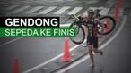 Peraih medali perak Olimpiade Rio 2016, Jonny Brownlee, menggendong sepedanya yang rusak untuk bisa finis dalam World Series Triathlon.