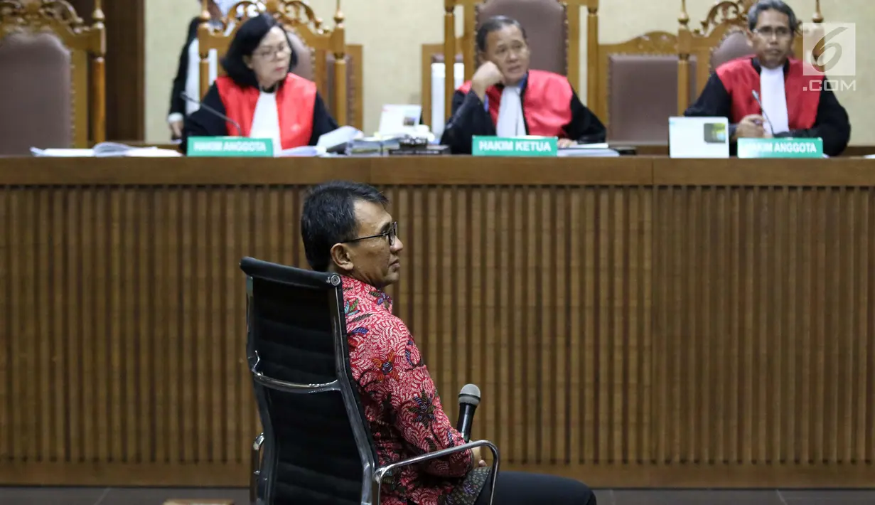 Mantan Gubernur Sumatera Utara, Gatot Pujo Nugroho saat menjadi saksi pada sidang lanjutan kasus dugaan suap ketok palu DPRD Sumut periode 2009-2014 di Pengadilan Tipikor, Jakarta, Rabu (27/2). (Liputan6.com/Helmi Fithriansyah)