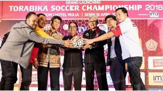 Torabika Soccer Championship 2016 presented by IM3 Ooreedoo resmi diluncurkan. Direktur Utama PT Gelora Trisula Semesta, Joko Driyono, secara simbolis menyerahkan bola kepada Managing Director PT Torabika Eka Semesta, Gusnawan, sebagai tanda dimulain...