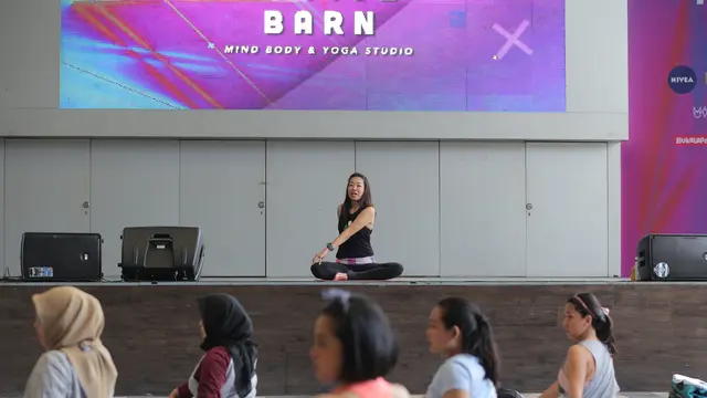 Yoga bersama Active Barn di Fimela Fest 2018