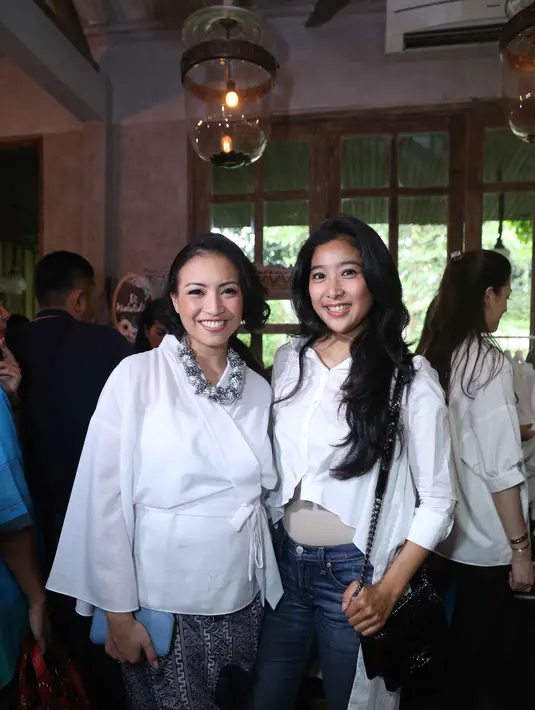 “Biasanya belanja pakaian dalam, males nyobanya soalnya harus dicopot, kalo ini kan bisa didobel-dobel gitu.” tandas wanita berambut panjang ini. (Nurwahyunan/Bintang.com)