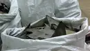 Karung berisi sirip ikan hiu yang sudah dikeringkan siap di jual di sebuah toko di Hong Kong (6/3). Aktivis konservasi lingkungan Hong Kong, menyatakan Konsumsi dan penjualan sirip hiu dinilai tidak ramah lingkungan. (AFP/Anthony Wallace)