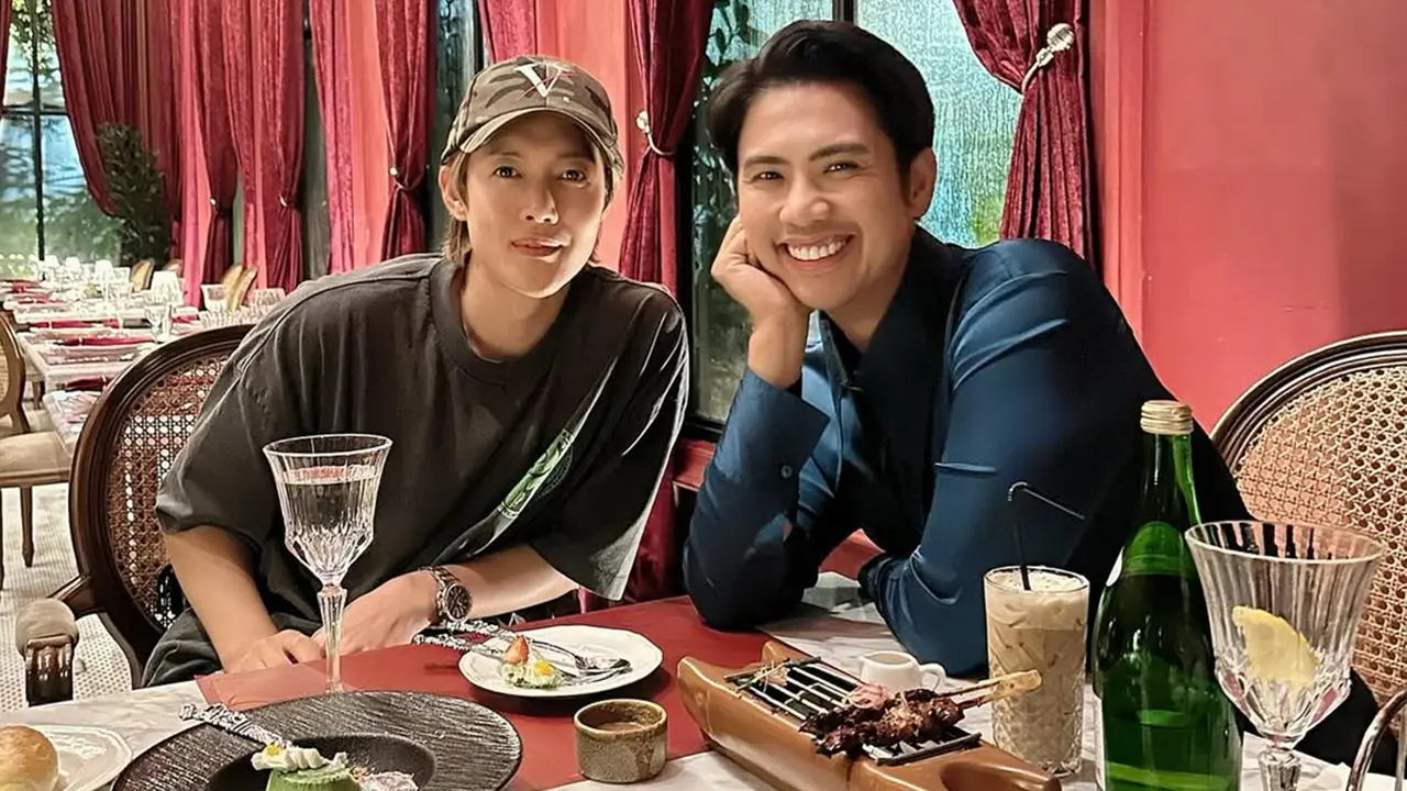 6 Potret Ricky Cuaca Bertemu Kim Hyun Joong di Jakarta, Akrab Bak Sahabat Lama