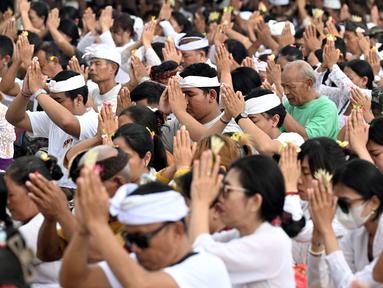 Umat Hindu Bali berdoa selama upacara Banyu Pinaruh di desa Mertasari, Sanur, pada 7 September 2025. (SONNY TUMBELAKA/AFP)