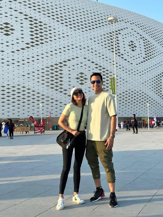 Gaya couple serasi dengan atasan kaus nuansa warna hijau yang dipadukan dengan legging dan jogger pants plus sneakers [@darius_sinathrya]