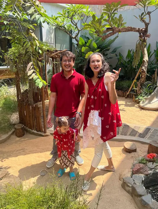 Anak Nadine Chandrawinata dan Dimas Anggara, Djiwa mengenakan kebaya kutubaru dan rok batiknya. Gemas! [@nadinelist].