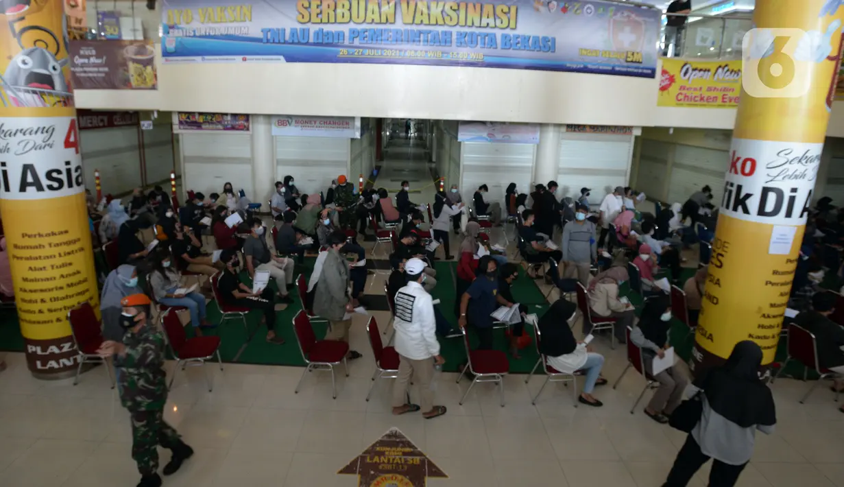 Warga menunggu untuk mengikuti vaksinasi COVID-19 di Plaza Pondok Gede, Bekasi, Jawa Barat, Selasa (27/7/2021). Vaksinasi yang digelar TNI AU bersama Pemkot Bekasi ini berlangsung selama dua hari dengan menargetkan 5.000 warga Bekasi dan sekitarnya. (merdeka.com/Imam Buhori)