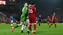 Kiper Everton, Jordan Pickford, mendorong pemain Liverpool, Andrew Robertson, pada laga Liga Inggris di Stadion Anfield, Selasa (14/2/2023). Pickford yang kesal lalu menabrakkan tubuhnya ke Robertson yang tertawa. (AFP/Paul Ellis)