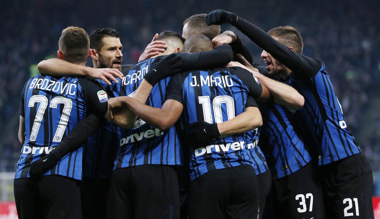 Para pemain Inter Milan merayakan gol yang dicetak Ivan Perisic ke gawang Chievo pada laga Serie A Italia di Stadion San Siro, Milan, Minggu (3/11/2017). Inter menang 5-0 atas Chievo. (AP/Antonio Calanni)