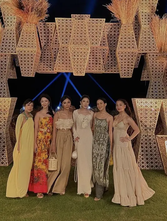 Tak hanya bersama sang suami, Nikita Willy hadir bersama teman-teman perempuannya. Dalam potret tersebut, sepertinya dresscode pesta tersebut bohemian. @nikitawillyofficial94.