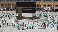 Jemaah mengelilingi Kabah pada awal musim haji di Masjidil Haram, Mekkah, Arab Saudi, Sabtu (17/7/2021). Jemaah haji melakukan tawaf dengan tetap menjaga jarak demi mengantisipasi penyebaran COVID-19. (FAYEZ NURELDINE/AFP)