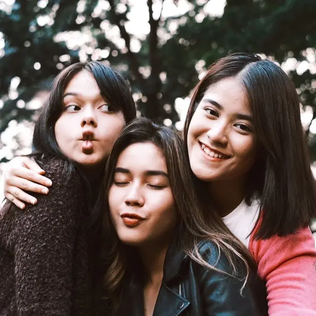 6 Potret Kebersamaan Para Pemain Miniseri Magic in Love SCTV