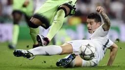 James Rodriguez (kanan) gelandang Real Madrid berusaha melakukan tekel pada Fernadinho asal Manchester City di Liga Champions 2016. (AFP/Javier Soriano)