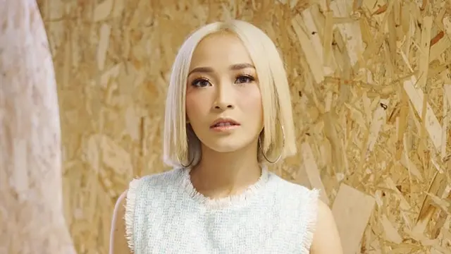 Potret Terbaru Rinni Wulandari, Tampil Cantik dengan Rambut Blonde