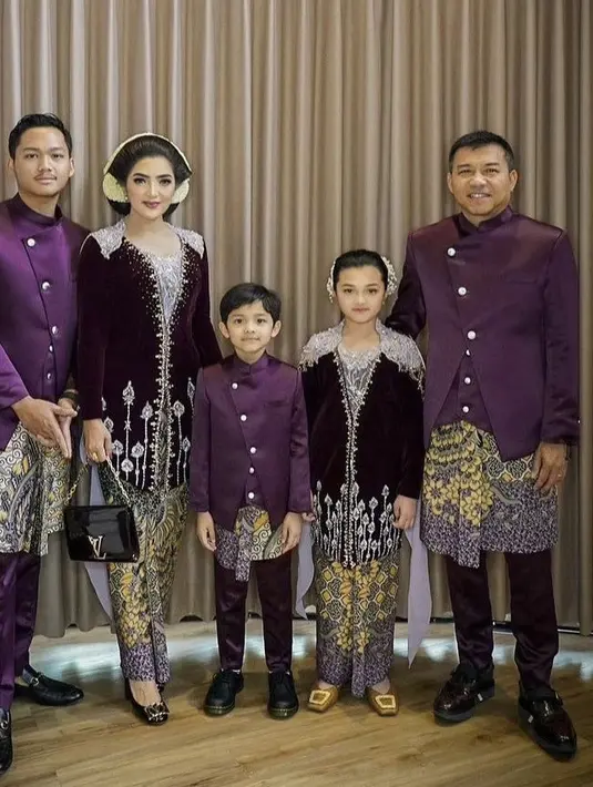Keluarga Hermansyah kompak mengenakan busana dari desainer Rikawirtjes. Aurel dan Arsy kompak berkebaya ungu berbahan velvet. Anang, Azriel, dan Arsya mengenakan beskap. [@ashanty_asy]