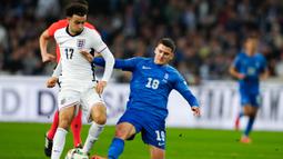 Gelandang Liverpool itu tampil impresif dan langsung menandai debutnya dengan gol. Pemain 23 tahun itu membobol gawang lawan lewat backheel brilian. (AP Photo/Thanassis Stavrakis)