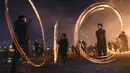 Warga Korea Selatan membuat lingkaran api selama perayaan  Bulan Purnama pertama tahun baru Imlek di Seoul (17/2). Permainan ini dipercaya dapat menyuburkan tanah dan menyingkirkannya hama sehingga memastikan hasil panen melimpah. (AFP Photo/Jung Yeon-je)