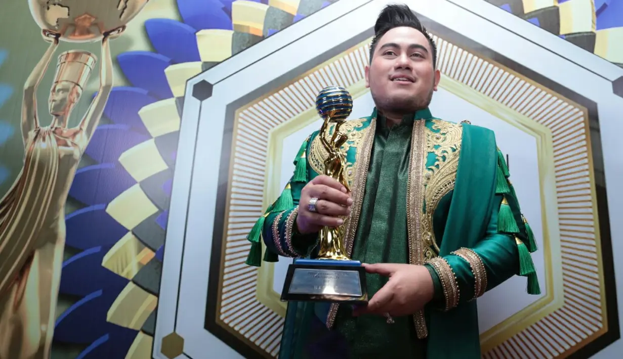 Penyanyi Dangdut Solo Pria Terpopuler dimenangkan oleh penyanyi dangdut Nassar. Mantan suami Musdalifah itu berhasil menyingkirkan nominasi lain seperti Beniqno, Danang D'Academy, Fildan D'Academy, serta Irwan D'Academy. (Deki Prayoga/Bintang.com)