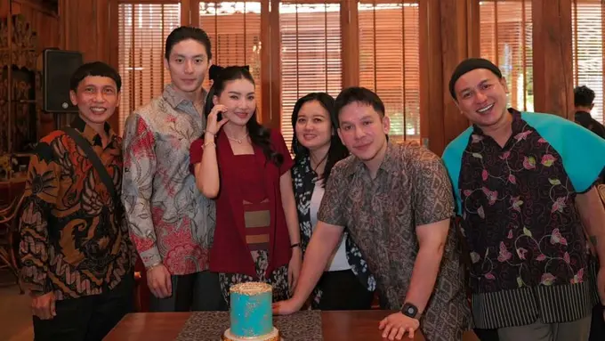 Gaya Sarwendah Tampil Berkebaya dan Batik Merah di Perayaan Ultah ke-36, Tampil Serasi dengan Giorgio Antonio