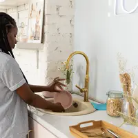 Salah satu cara untuk membakar kalori adalah dengan melakukan kegiatan yang mungkin sering kamu lakukan dalam keseharianmu. (Foto: Pexels.com/EKATERINA BOLOVTSOVA)