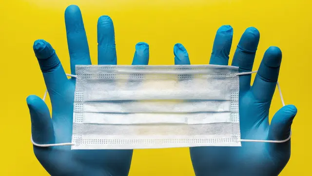 [Fimela] masker dan sarung tangan