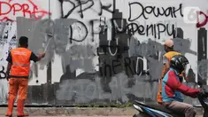 Petugas PPSU DKI Jakarta membersihkan coretan di kawasan Kebon Sirih, Jakarta Pusat, Sabtu (10/10/2020). Dinas kebersihan dari PPSU dan Satpel DLH melakukan penghapusan coretan di fasilitas umum oleh pengunjuk rasa saat demonstrasi tolak Omnibus Law UU Cipta Kerja. (Liputan6.com/Johan Tallo)